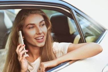 Onun araba yakışıklı bir kız portresi