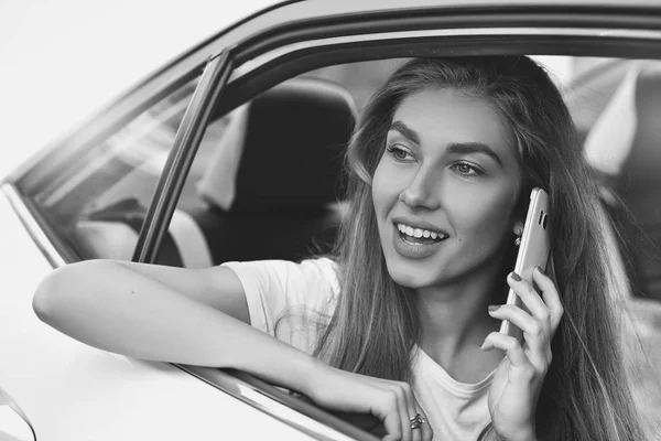 Portret Van Een Knap Meisje Haar Auto Rijden — Stockfoto