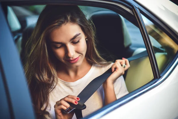 Mooie Vrouw Met Telefoon Smiling Zittend Achterbank Auto — Stockfoto