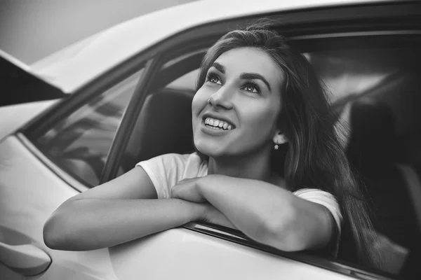 Πορτρέτο Του Όμορφος Κορίτσι Οδήγηση Αυτοκινήτου Της — Φωτογραφία Αρχείου