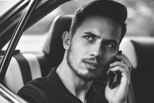 Hombre Guapo Sentarse Asiento Trasero Del Coche Utilizar Teléfono — Foto de Stock