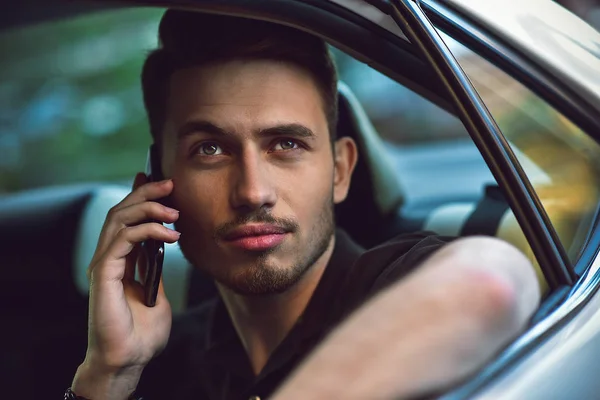 Hombre Guapo Sentarse Asiento Trasero Del Coche Utilizar Teléfono — Foto de Stock