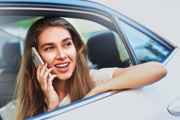 Onun araba yakışıklı bir kız portresi