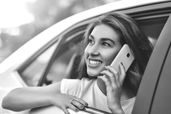 Mooie Vrouw Met Telefoon Smiling Zittend Achterbank Auto — Stockfoto