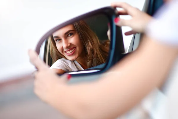 Portret Van Schattige Lachende Meisje Zitten Auto Kijk Naar Spiegel — Stockfoto