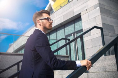 Yakışıklı başarılı iş adamı açık havada şehirde sokakta yürüme zarif takım elbise.