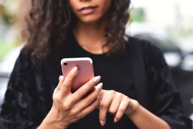 Güzel genç Afro-Amerikan kadın Street cep telefonuna kısa mesaj okuma portresi kapatın.