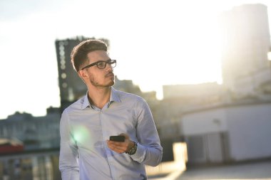 Klasik giyim ayakta Street, ciddi Kafkas işadamı giyinmiş.