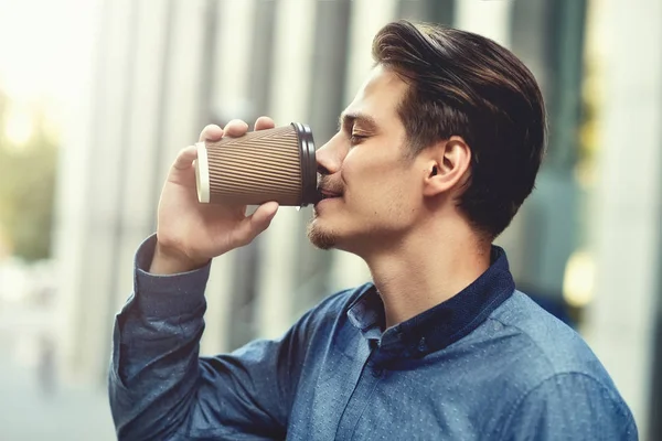 Erkekler kahve içme. Adam açık havada kahve içme Close-up