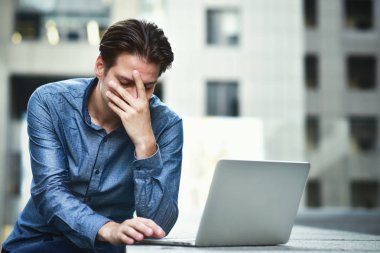 Proje hatasından sonra stresli iş adamı. Genç adam tarafından online sorun sinirli karıştı.