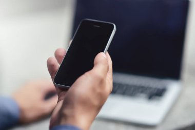 Genç kadının yanında modern şehir Street dizüstü bilgisayar ile telefon smartphone uygulamaları ve çoklu ortam programlarını İndiriyor kırpılmış görüntü.