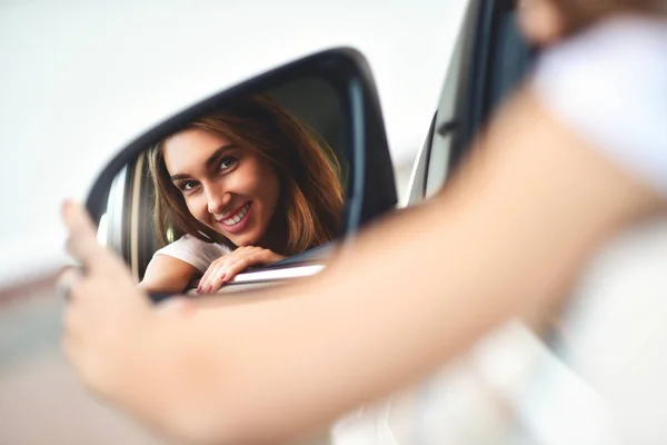 Portret Słodkie Uśmiechnięte Dziewczyny Siedzą Car Spojrzeć Lustro Samochodu — Zdjęcie stockowe