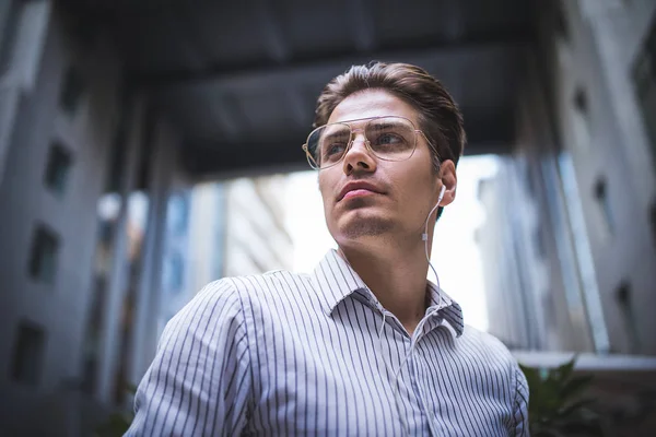 Feliz Hombre Negocios Guapo Calle Con Auriculares Mirando Través Del — Foto de Stock