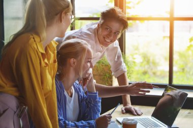 Grup meslektaşlarının büyük sunu üzerinde çalışma ve iş stratejilerinin hazırlanması sırasında içinde yönetim kurulu toplantısı. Yaratıcı tasarımcılar beyin fırtınası çözümleri arıyor. Takım çalışması iş rüya yapar.