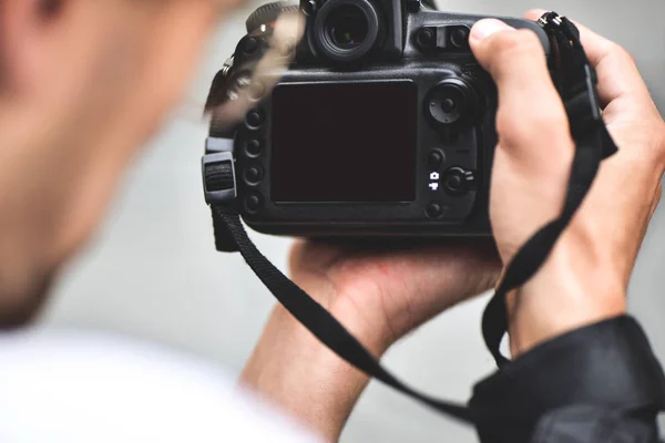 Digitale Spiegelreflexkamera Mit Einem Objektiv Der Hand Fotograf Fotografiert Hände — Stockfoto