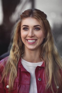 Dalgın sarışın beyaz beyaz kız, güzel kadın şehir sokak, yaşam tarzı portre kavramı dışında kırmızı ceketli renksizdir closeup portresi