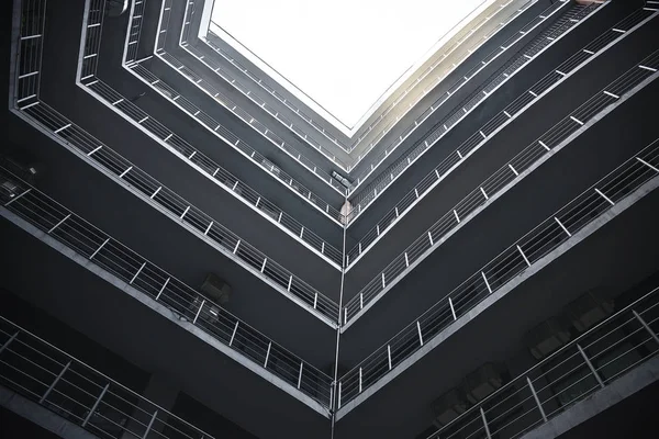 Tall Building Overlooking Sky — Stock Photo, Image