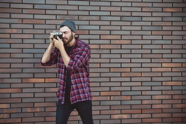Digamos Queso Hipster Fotógrafo Moda Hombre Sosteniendo Cámara Retro — Foto de Stock