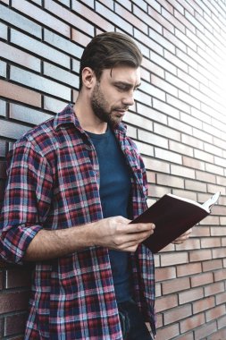 Yakışıklı adam izole kahverengi tuğla duvara gömlek gülümseyen portresi.