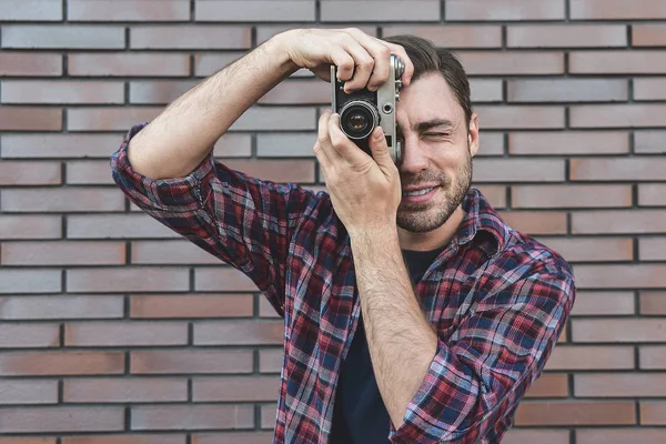 Mann Mit Retro Fotokamera Reist Freien Und Steht Vor Backsteinmauer — Stockfoto