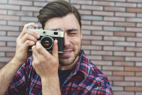 Mann Mit Retro Fotokamera Reist Freien Und Steht Vor Backsteinmauer — Stockfoto