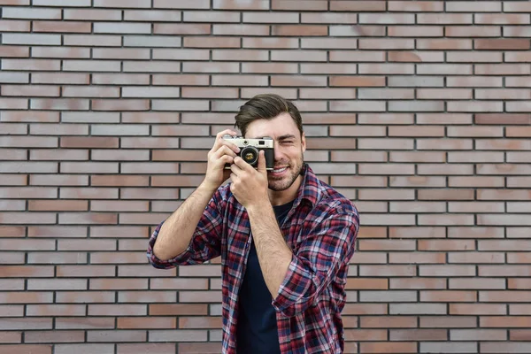 Mann Mit Retro Fotokamera Reist Freien Und Steht Vor Backsteinmauer — Stockfoto