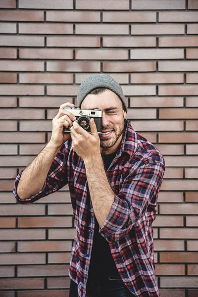 Mann Mit Retro Fotokamera Reist Freien Und Steht Vor Backsteinmauer — Stockfoto