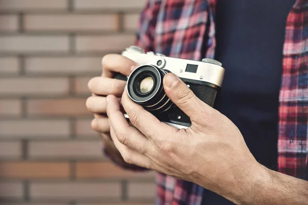 Nahaufnahme Foto Mann Mit Retro Fotokamera Mode Reise Lebensstil Freien — Stockfoto