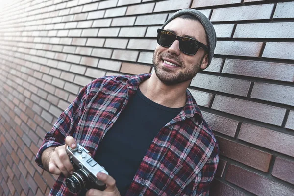 Hombre Sonriente Con Gafas Sol Sostiene Cámara Fotográfica Retro Fashion — Foto de Stock