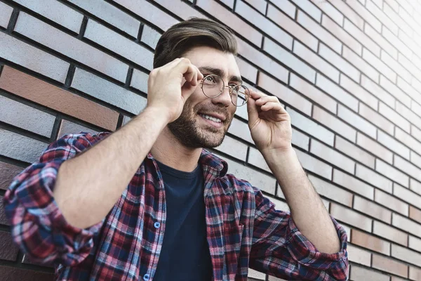 Портрет Улыбающегося Красивого Мужчины Круглых Очках Рубашке Изолированных Коричневой Кирпичной — стоковое фото