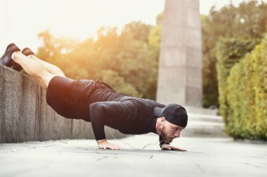 Genç sporcunun yapar egzersiz bir park, push up açık bir dizi yapıyor sakallı.