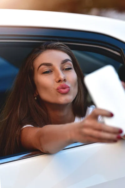 Mladá Žena Autě Chystáte Dovolenou Jako Cestující Dělá Selfie — Stock fotografie