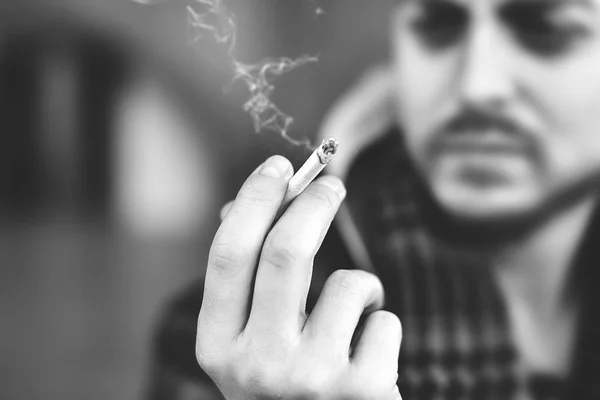O tipo está deprimido por vício em nicotina. — Fotografia de Stock