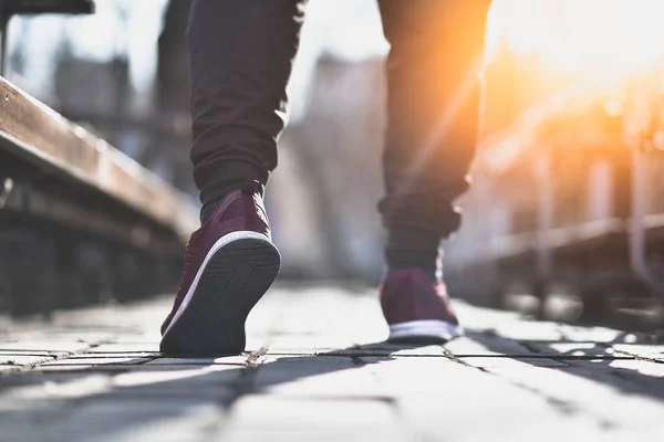 Primo piano di scarpe da ginnastica uomo sulla strada — Foto Stock