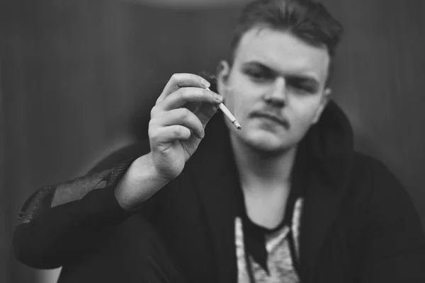 Il est déprimé par la dépendance à la nicotine. — Photo