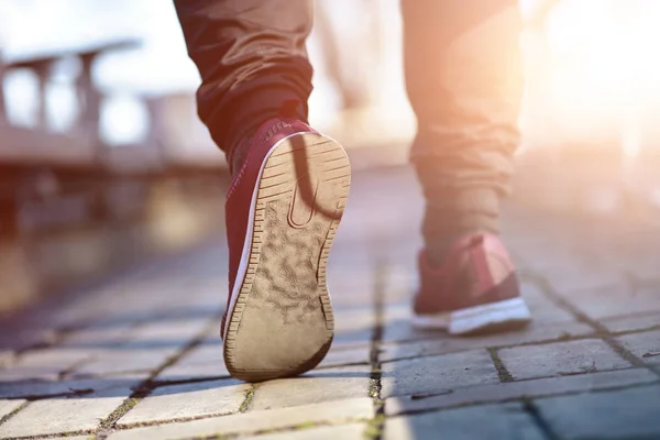 Primo piano di scarpe da ginnastica uomo sulla strada — Foto Stock
