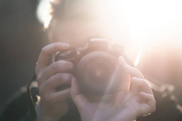 Primo piano del fotografo di moda, ragazzo tiene la fotocamera — Foto Stock