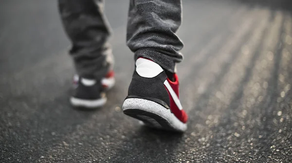 Közelből férfi cipők az utcán — Stock Fotó