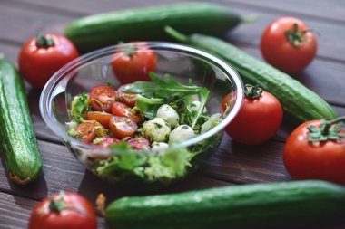 Masada sebze karışımı salata, diyet yemekleri. Domates ve salatalık