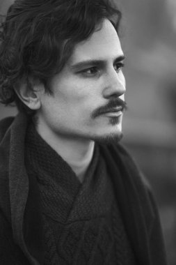 Yan lara bakan üzgün Yakışıklı genç adamın portresi