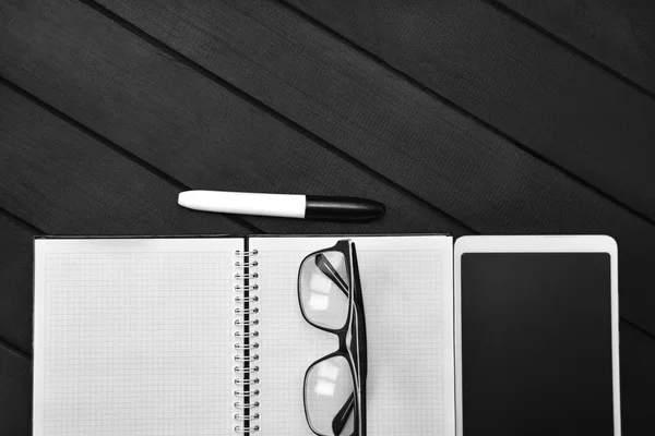 Vista superior do espaço de trabalho com papel branco para texto em caneta prancheta de madeira e telefone inteligente de tela em branco na mesa de madeira com espaço de cópia. Conceito de mesa de trabalho e estudo — Fotografia de Stock