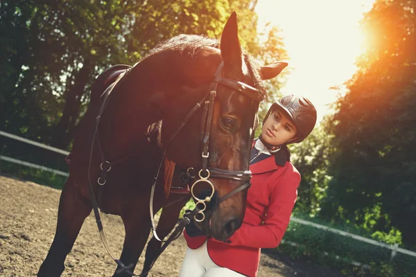 Dziewczyna jeździec i koń stwarzające w wiosennym lesie. Kocha zwierzęta i z radością spędza swój czas w swoim środowisku. — Zdjęcie stockowe
