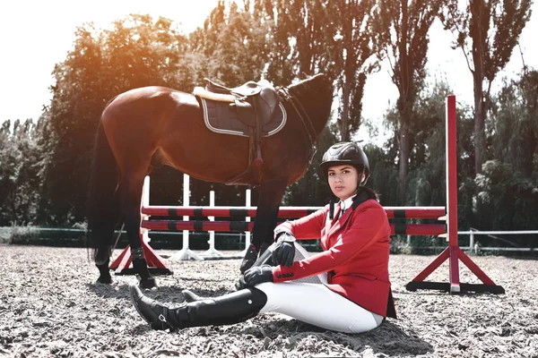 Poważny młody jeździec dziewczyna i jej koń stwarzające po treningu. Kocha zwierzęta i z radością spędza swój czas w swoim środowisku. — Zdjęcie stockowe