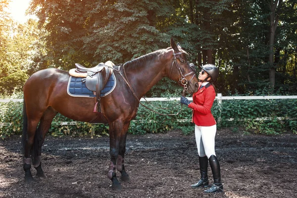 Dziewczyna jeździec i koń stwarzające w wiosennym lesie — Zdjęcie stockowe