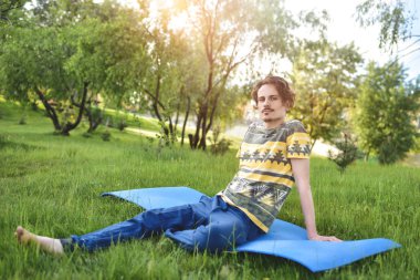 yakışıklı şık adam parkta oturan bir şey hakkında doğa ve rüyalar sahiptir. barışçıl görüş