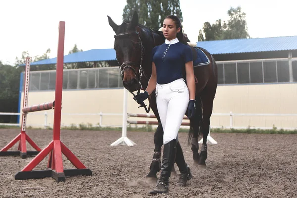 Młoda kobieta prowadzi konia do szkolenia i przygotowania go do wyścigów Hippodrome — Zdjęcie stockowe