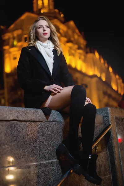 Retrato de Hermosa joven en negro sobre un fondo de una ciudad nocturna — Foto de Stock