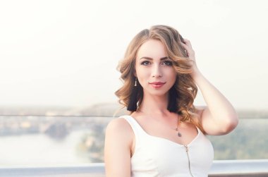 Şehir sokak köprüsü dışında uzun saçlı güzel beyaz Beyaz Beyaz kız kadın portresi, kamera, yaşam tarzı bakıyor