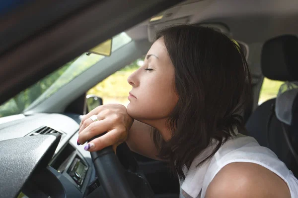 Gespannen Vrouw Bestuurder Zittend Haar Auto — Stockfoto