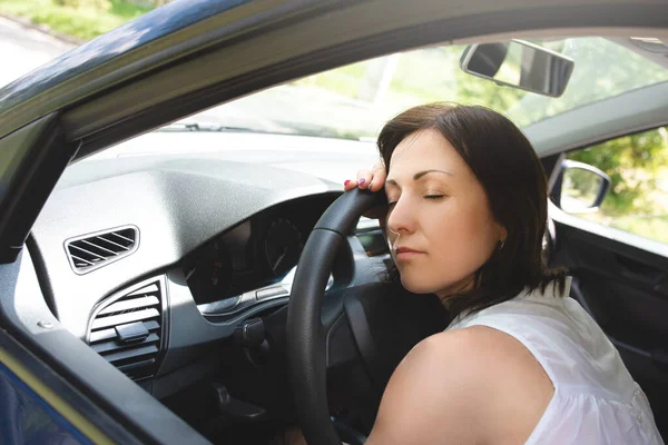 Moe Vrouw Slaapt Het Stuur Haar Auto — Stockfoto